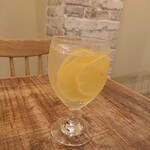 ビストロ マジックランプ - たっぷりレモンハイボール