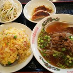 Chuugokuryouri Botan Hanten - 半台湾ラーメン+半五目チャーハン+餃子2ヶ 880円