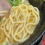 横浜家系ラーメン 三郷家 - 大橋多摩の麺はツルツルした食感。