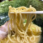 横浜家系ラーメン 三郷家 - 麺リフト。