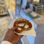 ベッカライ・ペルケオ・アルト・ハイデルベルク - プリュッツェル(280円)
                                日本のパン屋で云うところの【塩パン】