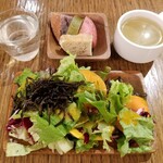 BiOcafe - サラダ、デトックスウォーター、パン、スープ