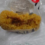 セブンイレブン - 鬼魔(キーマ)カレーおむすび 140円（税込151円）　断面