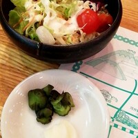 ステーキハウス欅 - サラダと香の物