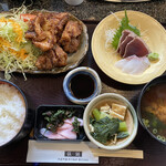 銀鱗 - 日替わりランチ880円。甘辛唐揚げおいし♡すごいボリューム！