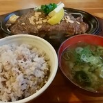 キッチンTiKi - 雑穀米、みそ汁、ステーキ