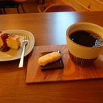 cafe ソノヒノキブン - 料理写真:キリマンジャロ＆チーズケーキ