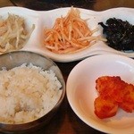 Hanuri - ランチのご飯＆お代わり可のおかず（パンジャン）　カクテキ・もやしのナムル・大根千切りキムチのセンチェ・韓国海苔の佃煮のパレ