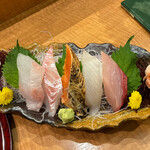 あきよし - 刺身盛合わせ1人前を取り分け、庄内産鰤、平目、鯛、スズキ、秋田産トキシラズ
