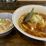 らぁ麺 麦一粒 - 「味玉醤油らぁ麺@900円(税込)」と
      「安曇野産もち麦とぶどう山椒の炊き込みご飯@150円(税込)」