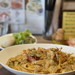 ナナイロパスタ - 【期間限定】天使の海老のトマトクリームパスタ 1,680円 + 大盛り 250円。