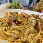 ナナイロパスタ - 【期間限定】天使の海老のトマトクリームパスタ 1,680円 + 大盛り 250円。