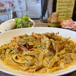 ナナイロパスタ - 【期間限定】天使の海老のトマトクリームパスタ 1,680円 + 大盛り 250円。