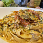 ナナイロパスタ - 【期間限定】天使の海老のトマトクリームパスタ 1,680円 + 大盛り 250円。