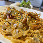 ナナイロパスタ - 【期間限定】天使の海老のトマトクリームパスタ 1,680円 + 大盛り 250円。