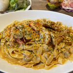 ナナイロパスタ - 【期間限定】天使の海老のトマトクリームパスタ 1,680円 + 大盛り 250円。