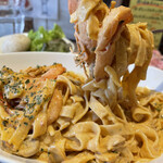 ナナイロパスタ - 【期間限定】天使の海老のトマトクリームパスタ 1,680円 + 大盛り 250円。