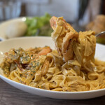 ナナイロパスタ - 【期間限定】天使の海老のトマトクリームパスタ 1,680円 + 大盛り 250円。
