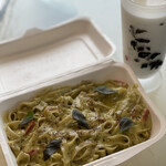 ナナイロパスタ - 【テイクアウト】バジルカルボナーラ 850円 ＋ 大盛り 250円 ＝ 1,100円。