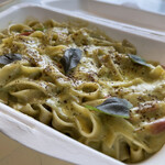 ナナイロパスタ - 【テイクアウト】バジルカルボナーラ 850円 ＋ 大盛り 250円 ＝ 1,100円。