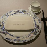 中国飯店 富麗華 - テーブルのプレート皿