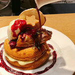 カフェ＆ブックス ビブリオテーク - グリオットチェリーソースをかけます