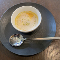 THE FUNATSUYA - amuse 三重野菜のスープ 
                    かぼちゃの温製スープ、フラン入り
                    トッピングはエスプーマクリームとピスタチオ。