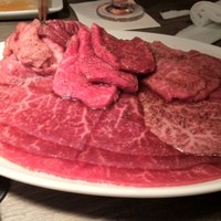 うしごろバンビーナ 恵比寿本店 - 超お得な六種盛りのタレの皿
                肉うまい。夏風邪が治る気がする！
                