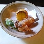 奈良町豆腐庵 こんどう - 豆腐と山芋のかき揚げ　旬の野菜添え