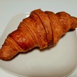 LIBERTE PATISSERIE BOULANGERIE - 豊かなミルクの風味となめらかな味わいのクリーミーなフランス産AOPバターを使用、人気No,1のクロワッサン356円