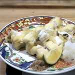 魚ト肴いとおかし - ＊穴子は大きめで、多分一尾あるような。 たまに熊味がある品を出すお店があるのですが、こちらは全く臭みもなく揚げたてですので美味しい。 添えられた塩か天つゆで頂くのですが、塩が合うかも。