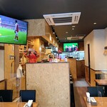 Cafe&Sports Bar Jugemu - 入口入ってすぐのテーブルは15席