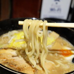 麺匠 竹虎 - 太い縮れ麺