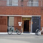 うどん平 - お店、外観。珍しくお客さんが並んでいません。