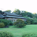 三養荘 - 庭園で離れを望む