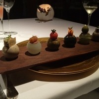 ブレストンコート ユカワタン - コース仕立てのアミューズ。石の温度がお楽しみ
