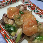 Nihonno Saradaito Han - 海老と小イカにネギと玉ねぎの香味野菜の甘みと香りの効いた餡が絡みます