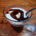 スパイスカレー ペドロ - デザートは、黒蜜かけヨーグルト