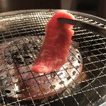 焼肉ホルモン マーク松岡 - 赤身のイチボ。
      美味し。