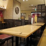 中国料理 百楽 - テーブル席側にお客さんチラホラ