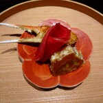 金澤 平山 - 柿 蟹の 天婦羅   椿に みたてた かぶら