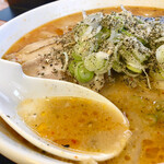 ラーメン とらじ食堂 - スープは味噌ベースのバランスが強くそんなに辛くはない。ゴマとネギの量が多い。