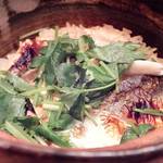 旬菜料理 山灯 - 「鮎と三つ葉の土鍋炊き込みごはん」：土鍋の蓋を開けると香ばしい焼き鮎と三つ葉の鮮烈な香り！