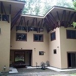 森の中のレストラン こどう - 庭から見た外観