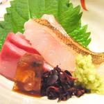 旬菜料理 山灯 - 「刺身三点盛り」：ほうぼう、あいなめ、ひらまさ。　コリッと新鮮な歯ごたえです！