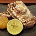 旬菜料理 山灯 - 「太刀魚の塩焼き」：ふわっと柔らか！　仄かな甘み♪