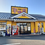 半田屋 - 店舗外観、黄色い目立つ配色。
駐車場はかなり広く枠に困る事も無さそう。
