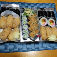 おつな寿司 - 左からのり巻きいなり折（税込み９９５円）、押し穴子かっぱ折（１２５０円）、のり太巻きいなり折（１０７５円）