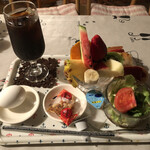 ヒロミ - 150円追加でホットドックに野菜サラダにフルーツ盛り合わせに玉子に豆菓子付きのモーニングセット500円。
