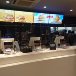 マクドナルド - 画像には映っておりませんが、JKの後ろに並んでいます（間隔はちゃんと開けています）